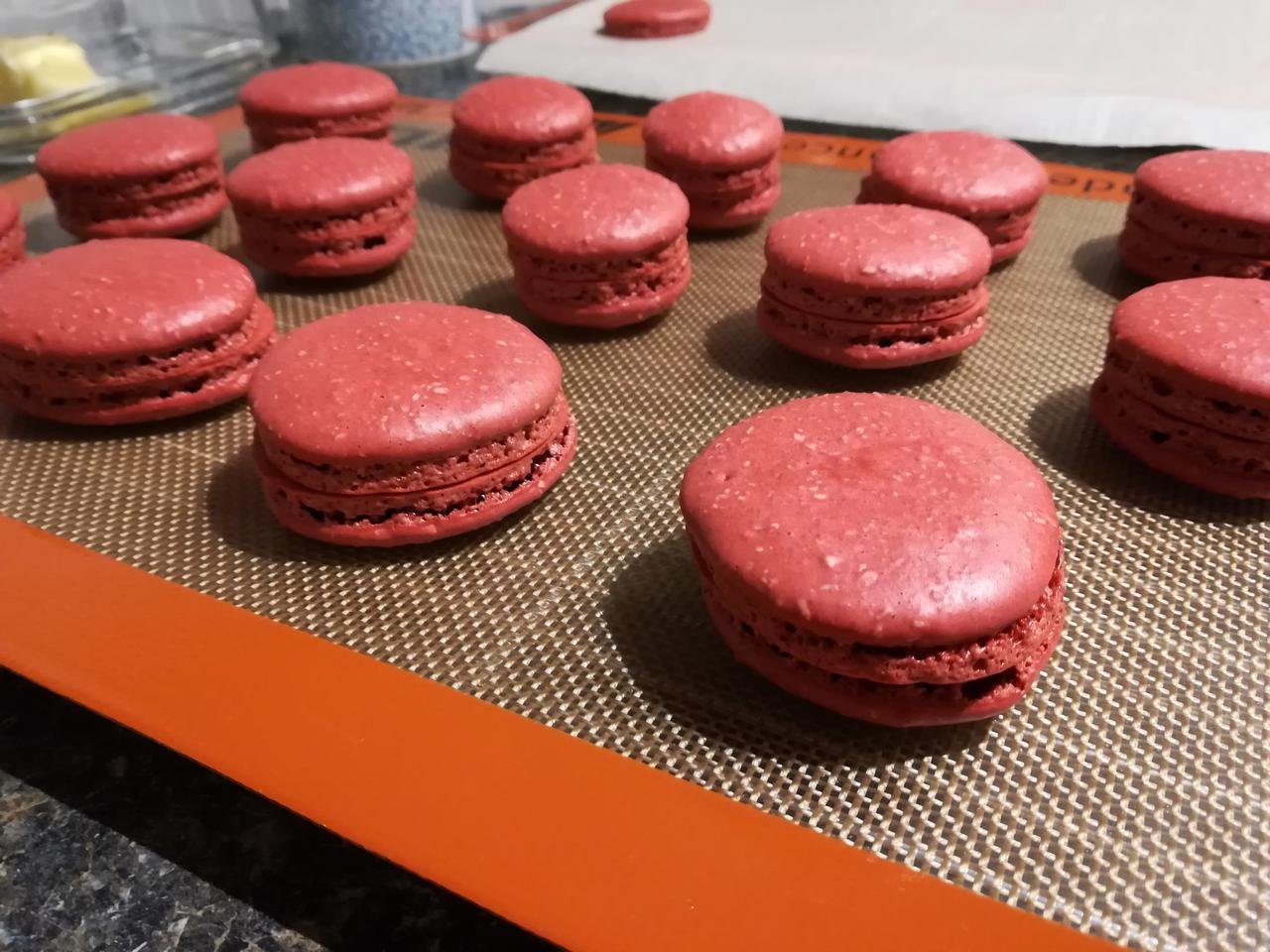 Red_Velvet_Macarons_04