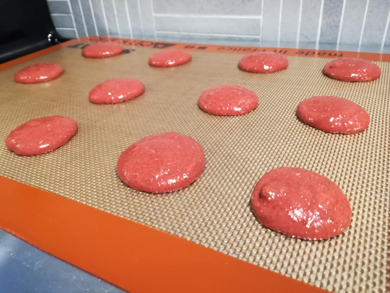 Red_Velvet_Macarons_02