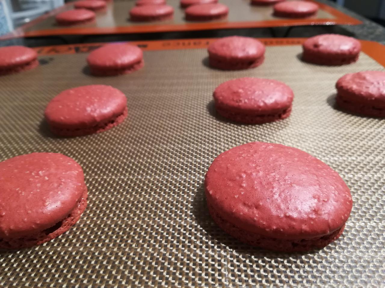 Red_Velvet_Macarons_03
